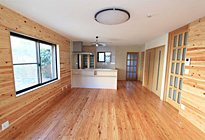 壁と床が無垢のフローリング